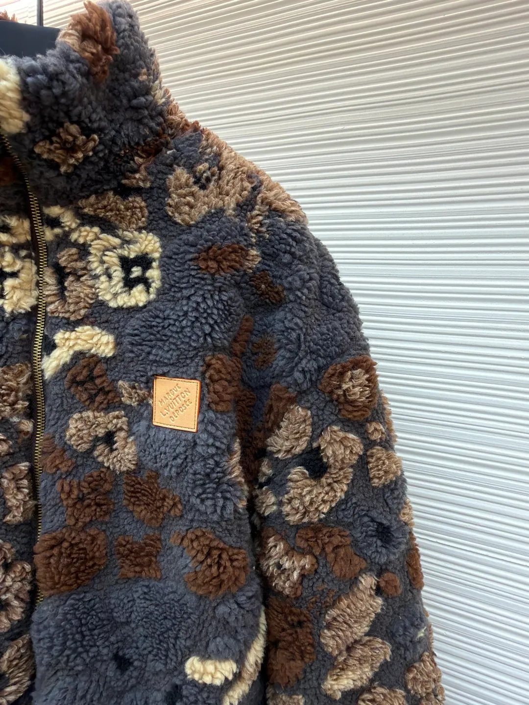 LOUIS VUITTON Teddy Polar Fleece Reversible Jacket ●Original version: Purchased and developed in 21999 ●Item number: 1680800-C10 ●Fabric: Polar fleece fabric ●Technology: Positioned cutting machine ●Version: Fitted version ●Weight: about 1185 grams ●Size: S-M-L-XL ●Description: yp consistent 88% polyester fiber 12% sheep wool blended yarn-dyed fabric versus dyed wool jacquard weaving Processed by a variety of complex processes, the wool is fluffy and dense, the wool is soft, light and fluffy, and the grain texture is full and even, which is different from the full polyester fabric version. The finished product feels more fluffy and soft after being pelletized. The pellet after blending is not easy to shed lint and lint. It comes with an antique bronze slider with orbital teeth. The overall wiring is straight and delicate, the fabric is comfortable and soft, and the color is consistent without color difference. It can be matched with the same style to create a fashionable look and control various occasions. Customized accessories, complete with three standards, same style for men and women!